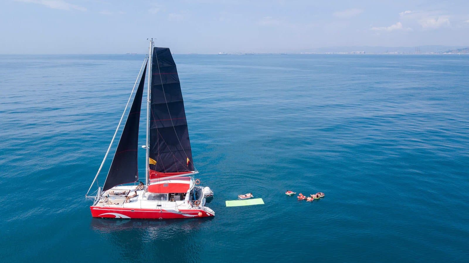 Paseo exclusivo en catamarán con bebida y tapa local con opción a sunset en Barcelona - imagen 1