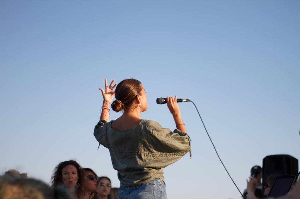 Paseo en velero de madera con música en vivo viendo la puesta de sol en Barcelona - imagen 3