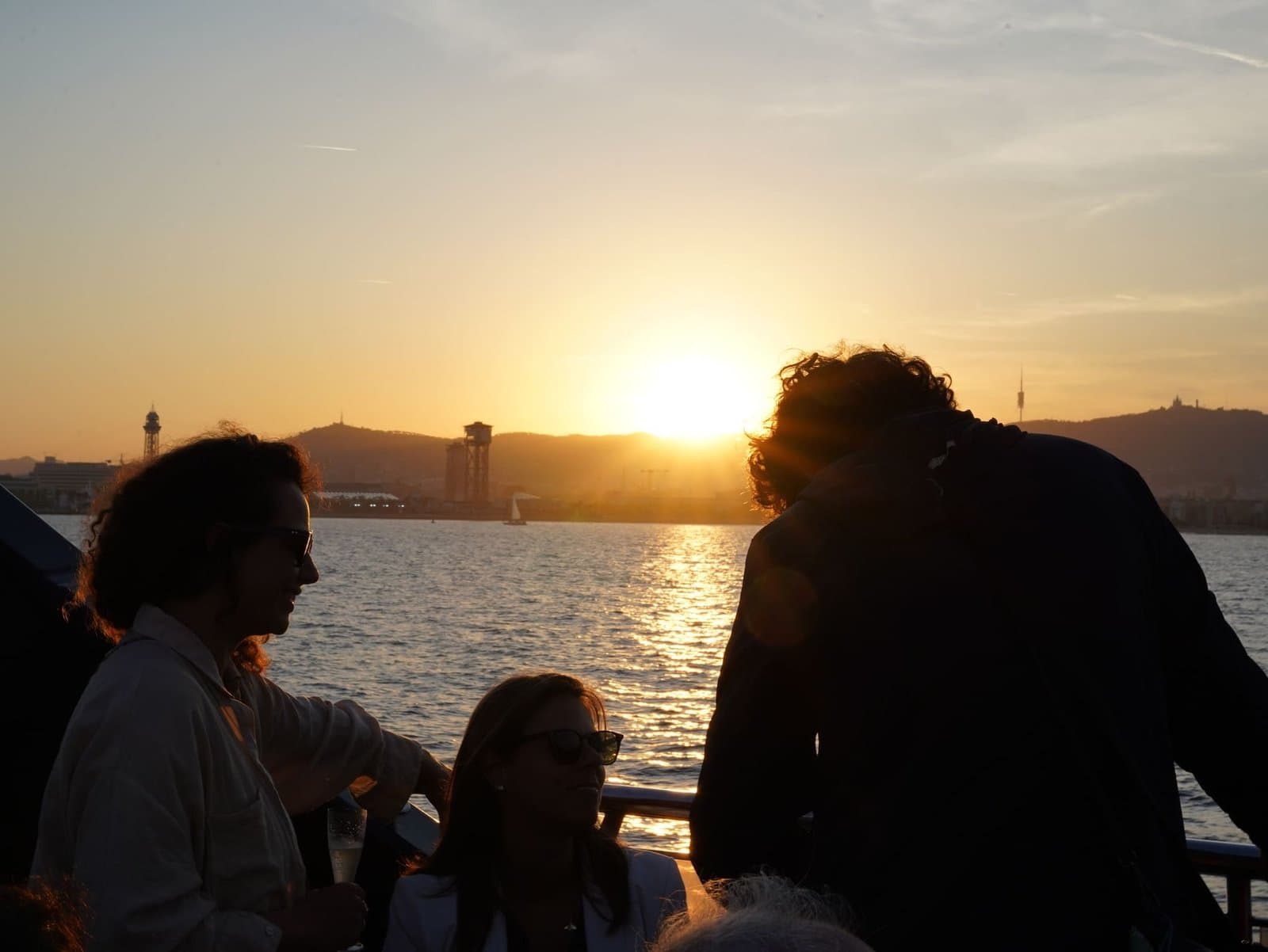 Paseo en velero de madera con música en vivo viendo la puesta de sol en Barcelona - imagen 4