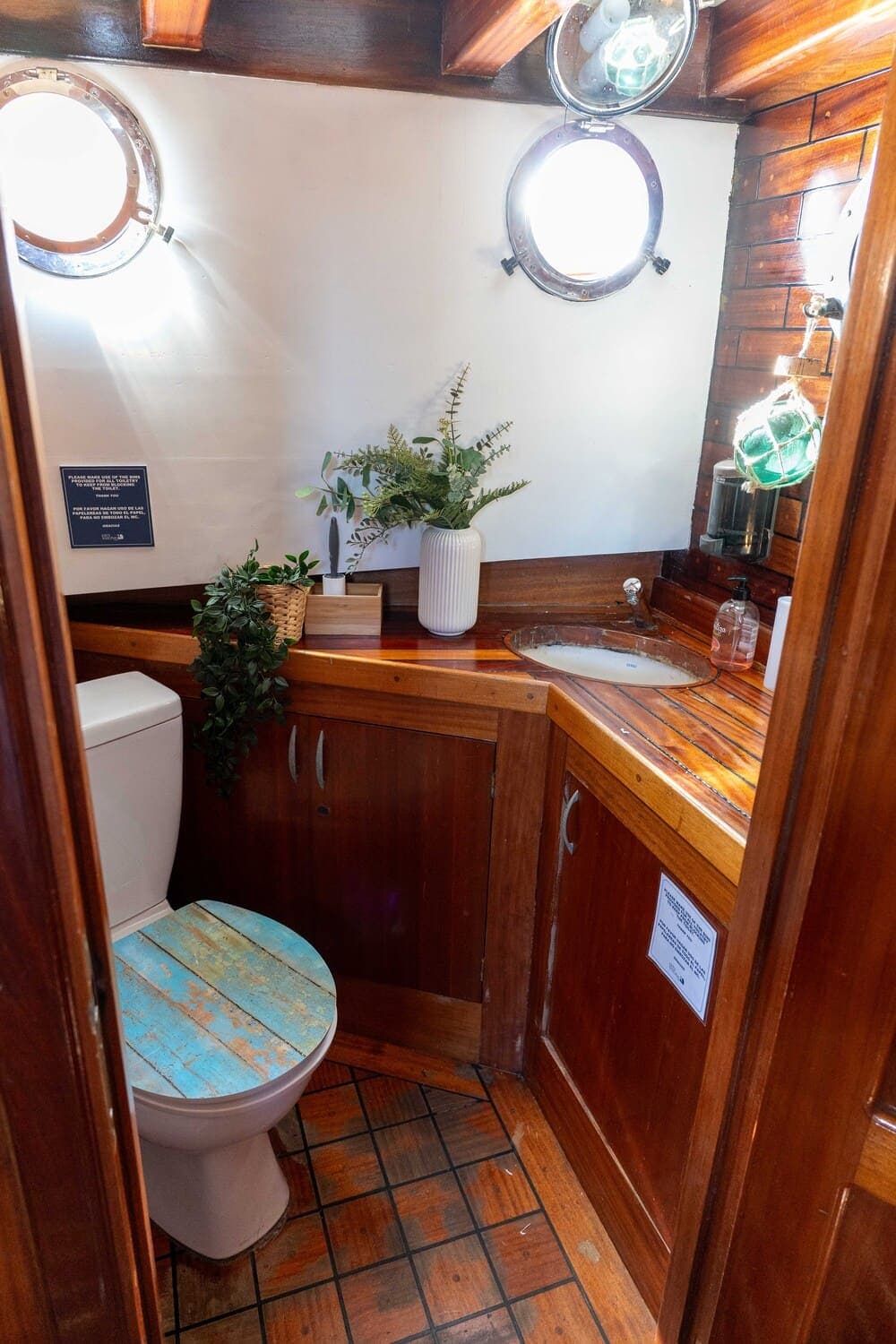 Aseo de madera a bordo de un velero con ojos de buey y jabón junto al lavabo