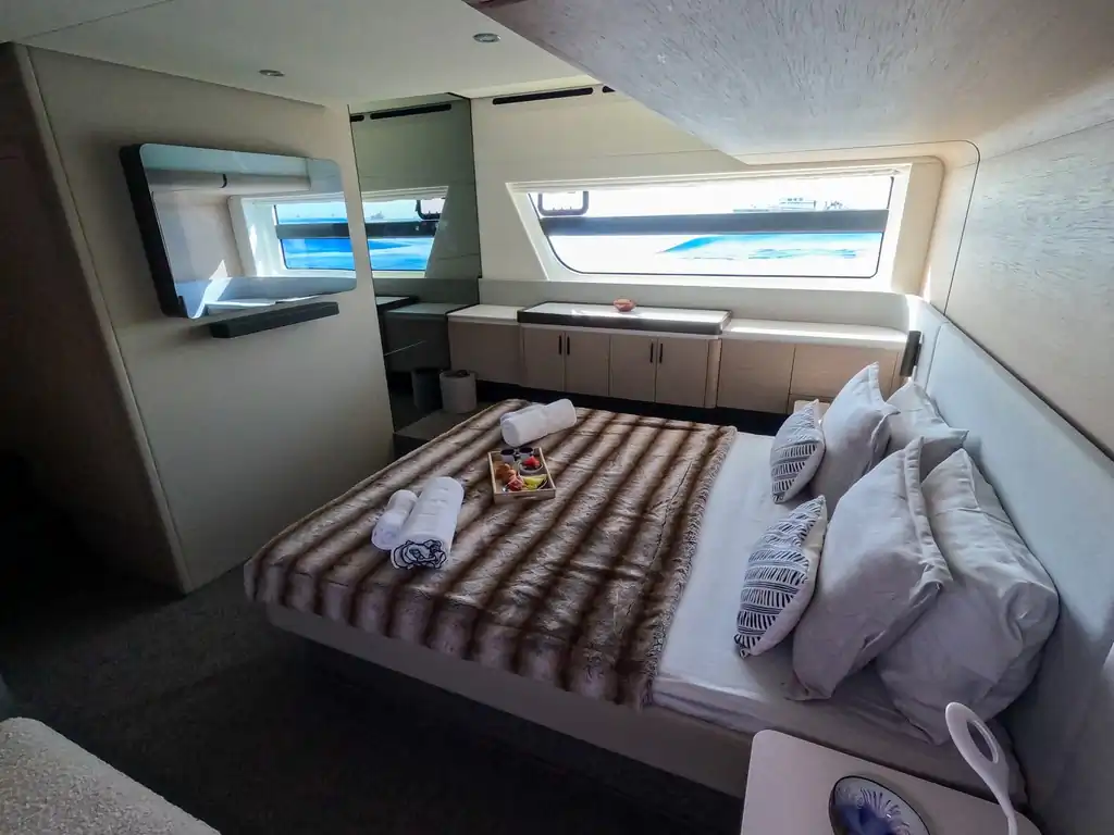 Camarote del yate Azimut 53 con cama y bandeja de desayuno
