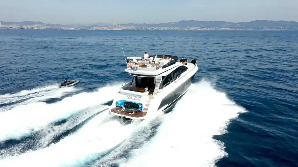 Yate Azimut 53 Sea Shell navegando a toda velocidad dejando estela de espuma