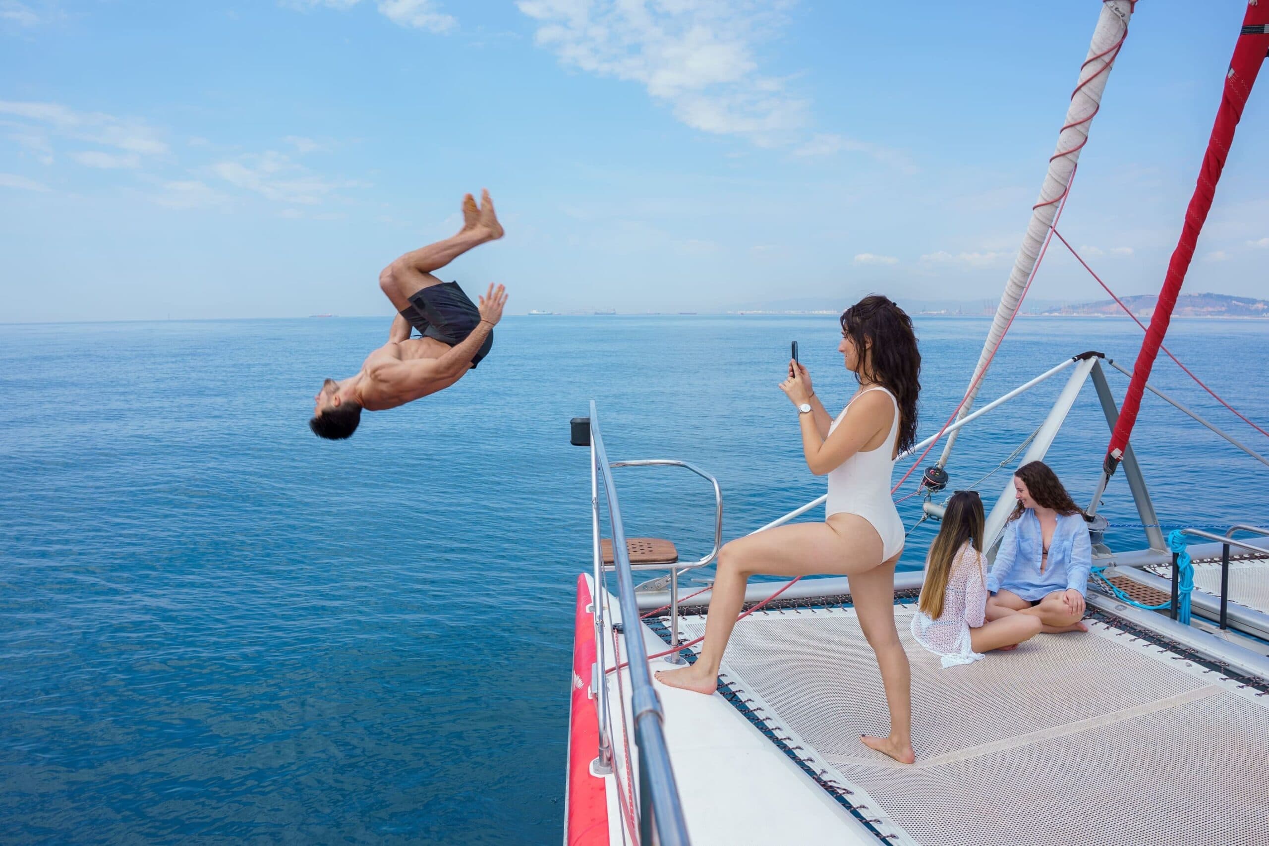 Paseo exclusivo en catamarán con bebida y tapa local con opción a sunset en Barcelona - imagen 3