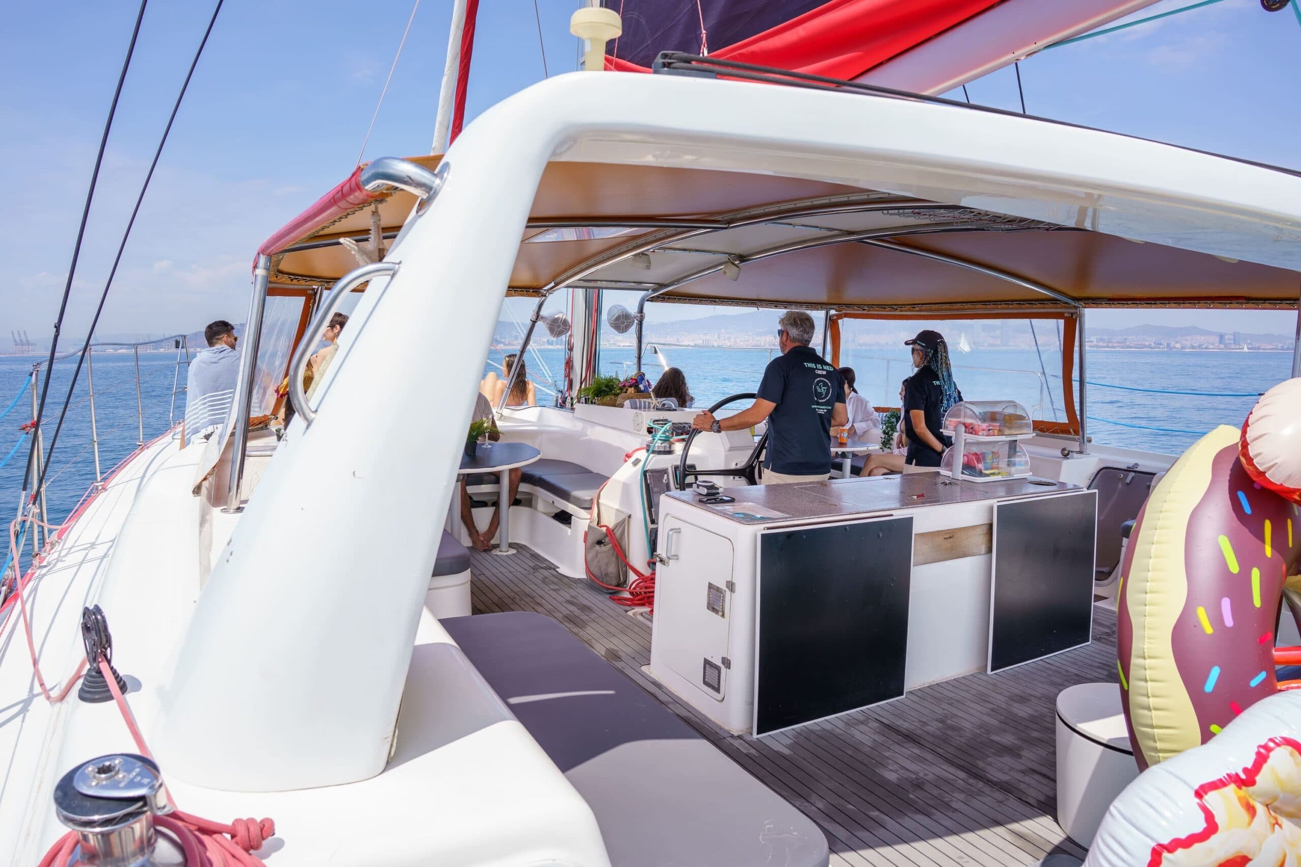 Paseo exclusivo en catamarán con bebida y tapa local con opción a sunset en Barcelona - imagen 5
