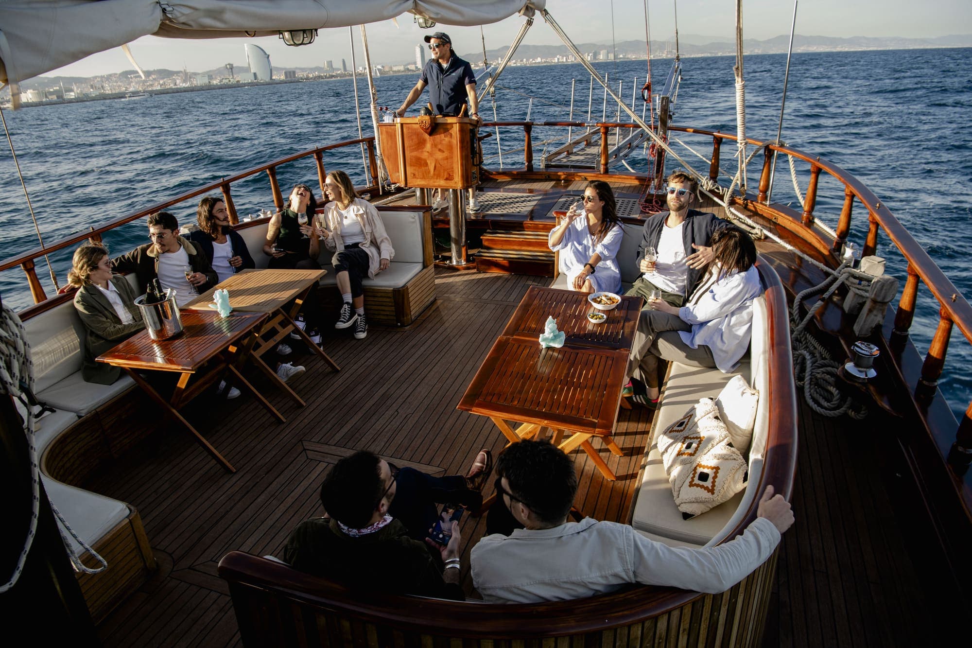Paseo en velero de madera con música en vivo viendo la puesta de sol en Barcelona - imagen 2