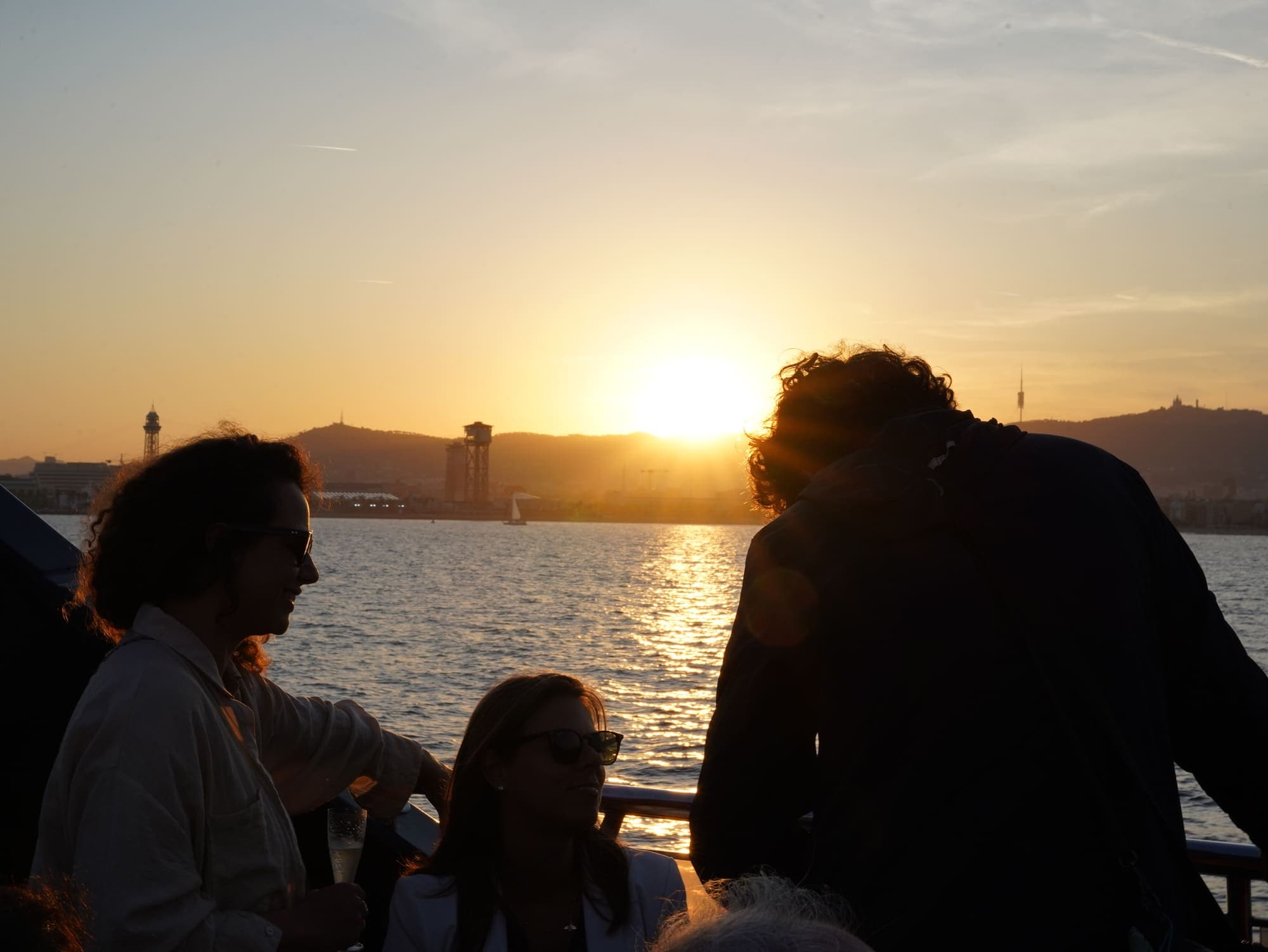 Paseo en velero de madera con música en vivo viendo la puesta de sol en Barcelona - imagen 4
