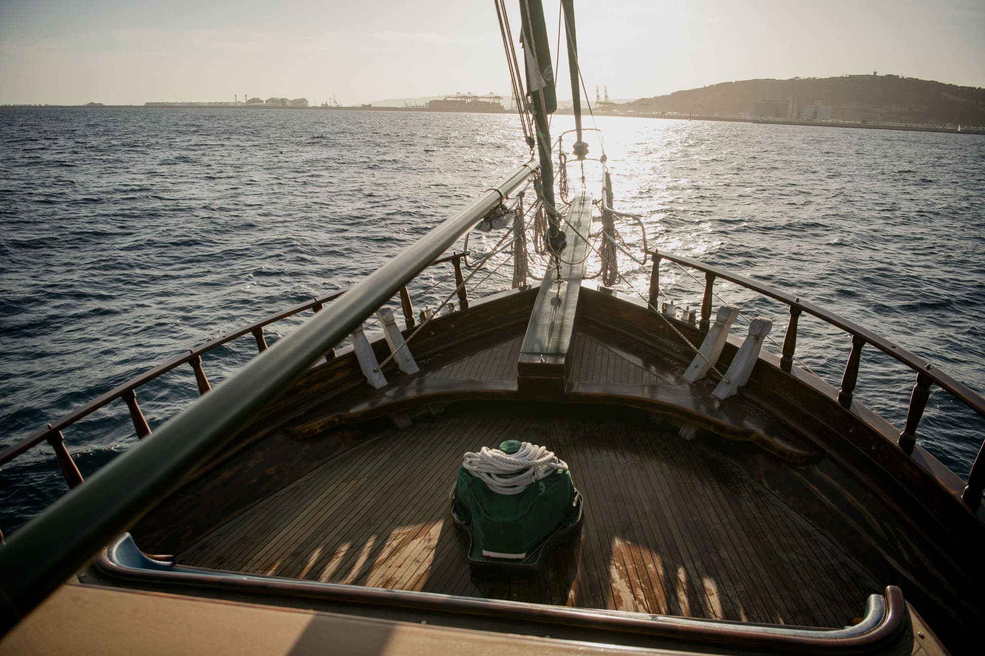 Paseo en velero de madera con música en vivo viendo la puesta de sol en Barcelona - imagen 5