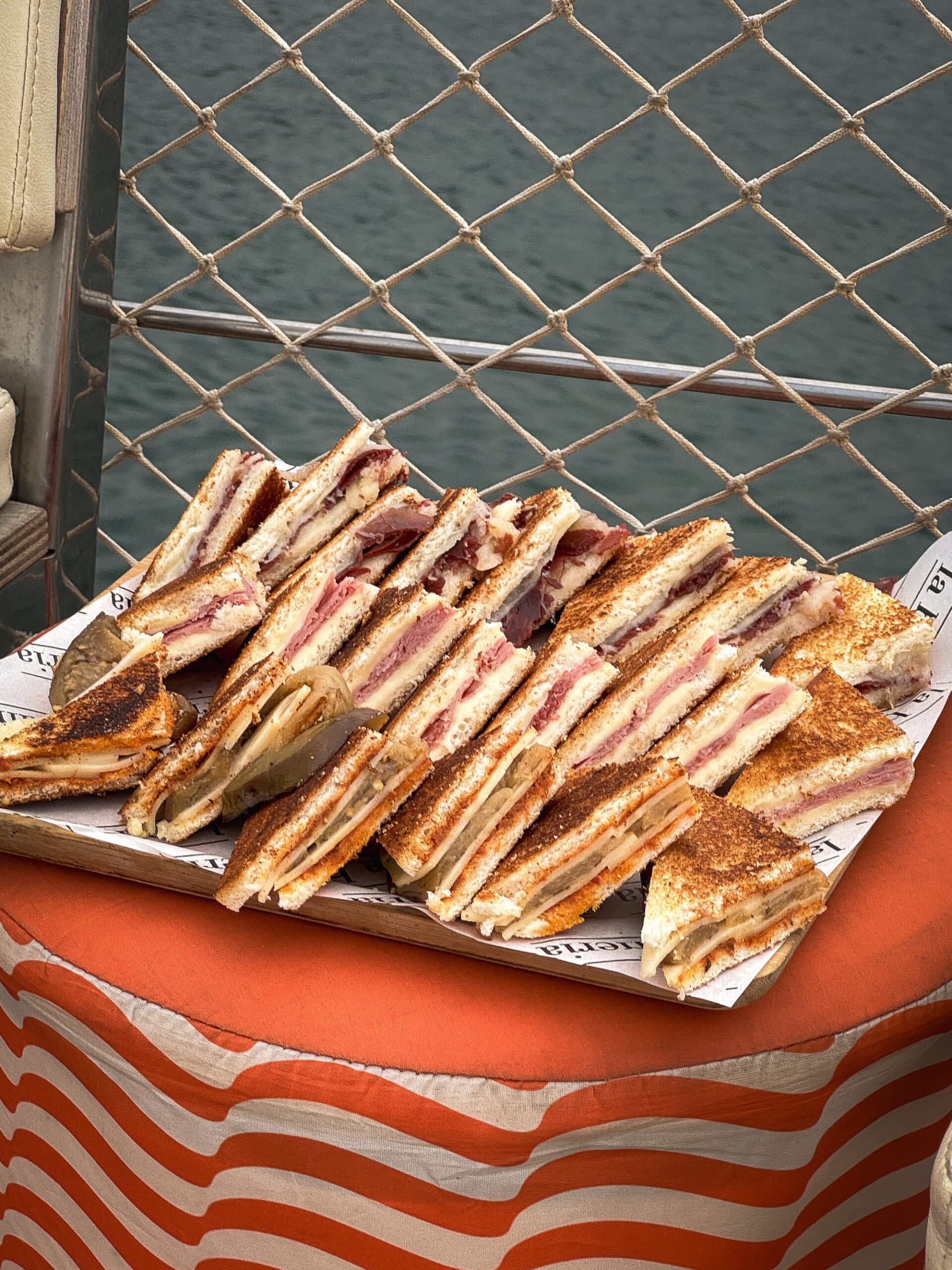 Bandeja de mini bocadillos de jamón y queso a la plancha servidos a bordo