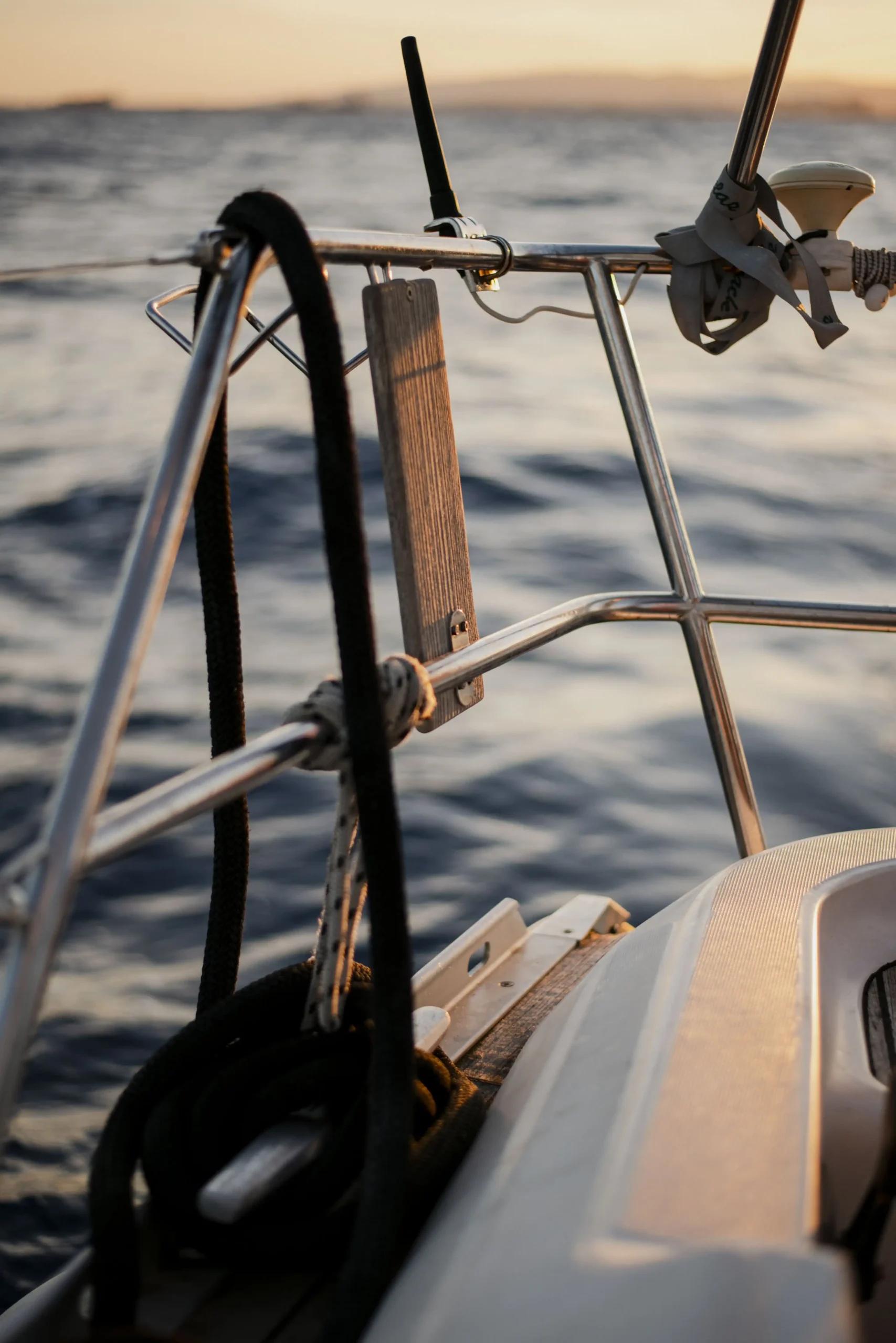 Detalle de la proa y los herrajes de un velero al atardecer