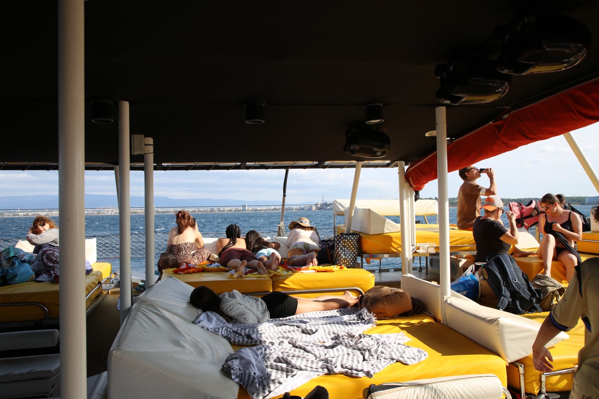 Grupo bebiendo y charlando bajo la lona con la costa de Cambrils al fondo