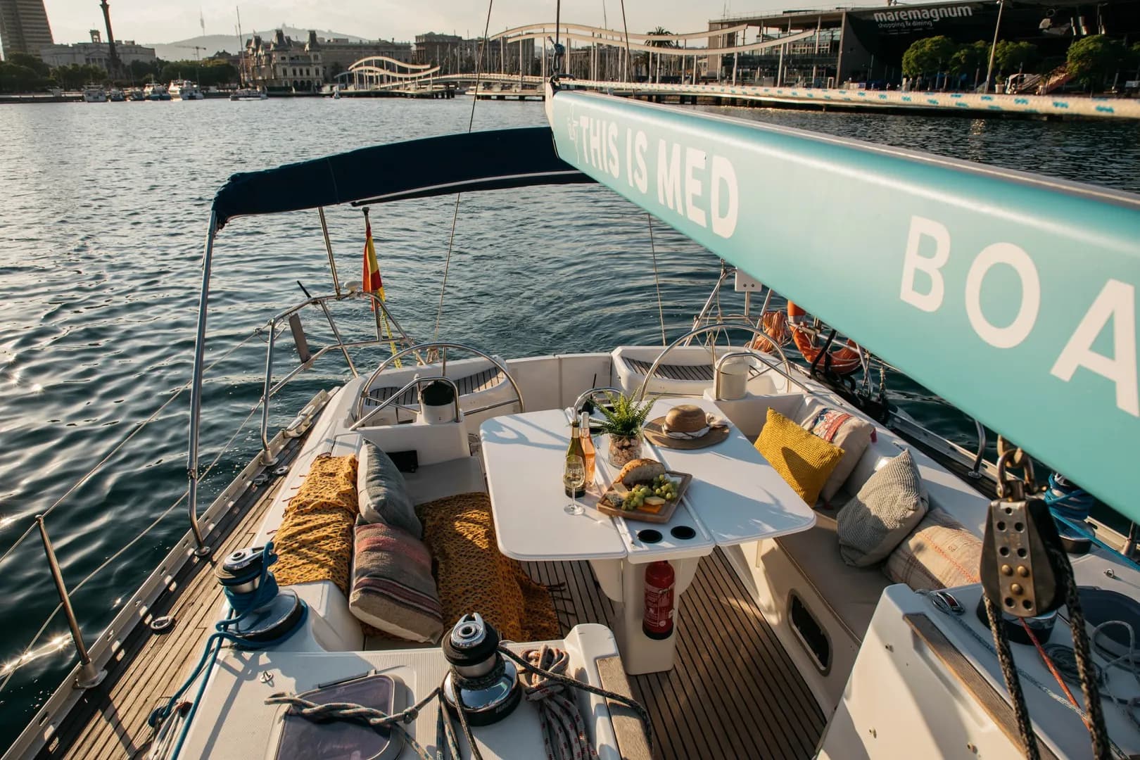 Paseo en velero clásico por Barcelona - imagen 2