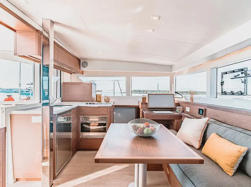 Cocina y comedor interior del catamarán Lagoon 40