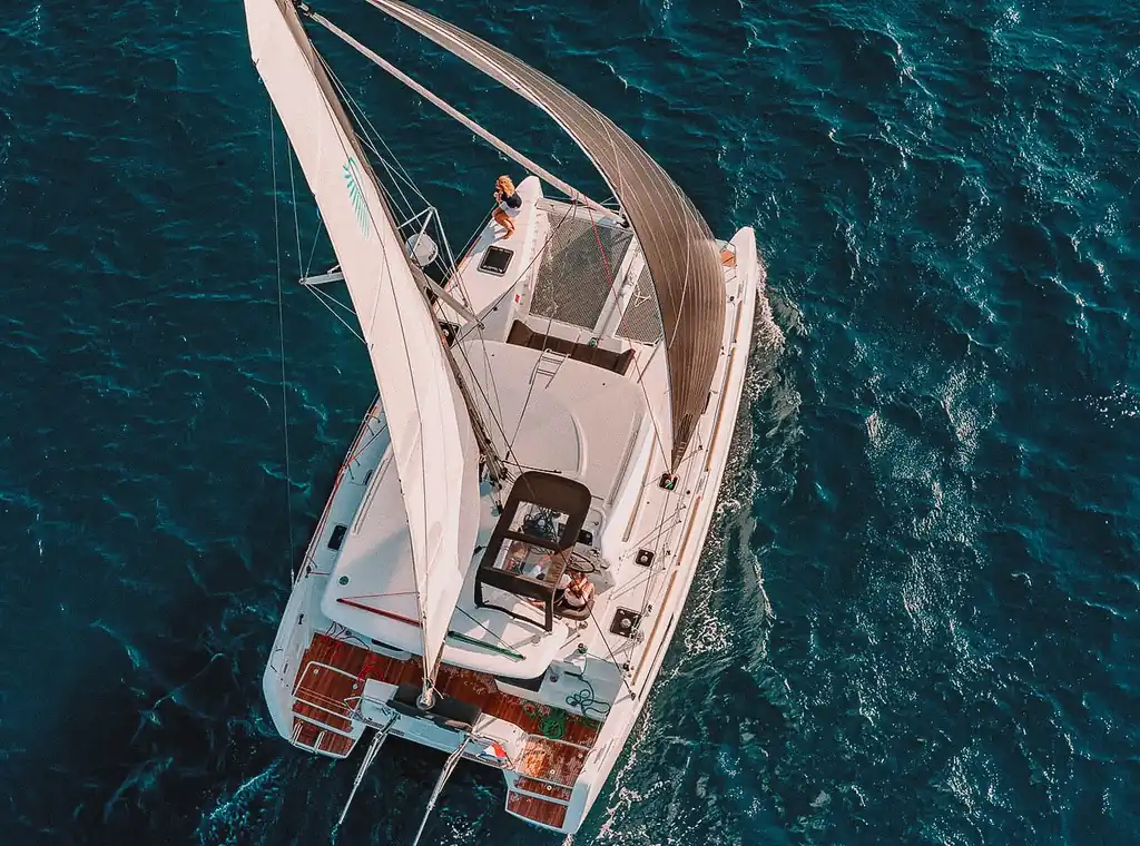 Vista aérea del catamarán Lagoon 40 navegando a vela