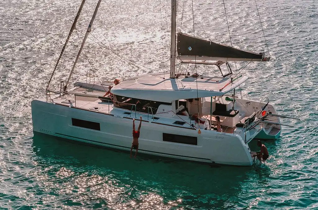 Catamarán Lagoon 40 fondeado con una persona saltando al agua